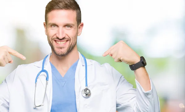 Schöner Arzt Der Vor Isoliertem Hintergrund Medizinische Uniform Trägt Und — Stockfoto
