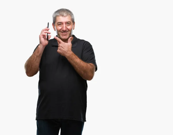 Stilig Senior Man Pratar Smartphone Över Isolerade Bakgrund Mycket Glad — Stockfoto
