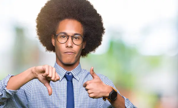 Νεαρός Αφρικανική Αμερικανική Επιχείρηση Άνθρωπος Άφρο Μαλλιά Που Φοράει Γυαλιά — Φωτογραφία Αρχείου
