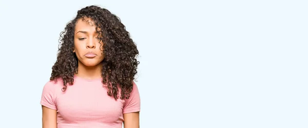 Mulher Bonita Nova Com Cabelo Encaracolado Vestindo Camiseta Rosa Deprimida — Fotografia de Stock