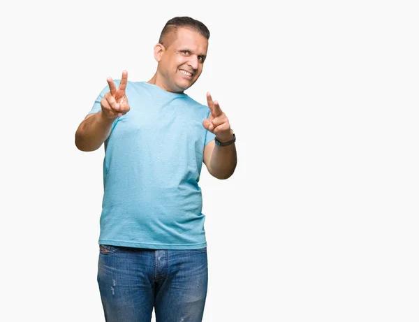 셔츠를 남자는 기호를 손가락을 보여주는 카메라를 — 스톡 사진