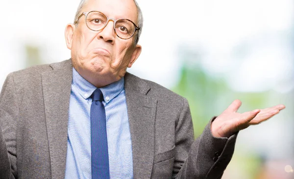 Guapo Hombre Negocios Senior Con Gafas Corbata Expresión Despistada Confusa —  Fotos de Stock