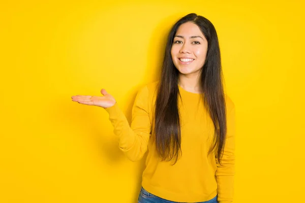 Mooie Brunette Vrouw Gele Geïsoleerde Achtergrond Glimlachend Vrolijk Presenteren Wijzen — Stockfoto