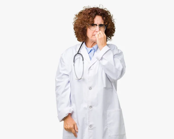 Médico Senior Mediana Edad Mujer Sobre Fondo Aislado Buscando Estresado — Foto de Stock
