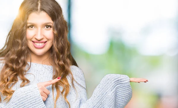 Giovane Bella Donna Che Indossa Maglione Invernale Stupito Sorridente Alla — Foto Stock