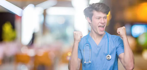 Giovane Medico Indossa Uniforme Medica Sfondo Isolato Celebrando Sorpreso Stupito — Foto Stock