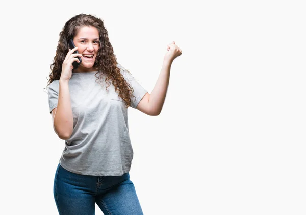 Jonge Brunette Meisje Praten Smartphone Geïsoleerde Achtergrond Schreeuwen Trots Vieren — Stockfoto