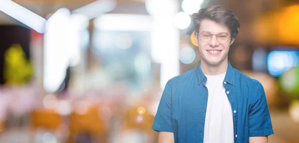 Jeune Bel Homme Portant Des Lunettes Sur Fond Isolé Avec — Photo