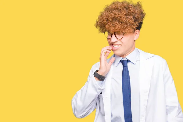 Ung Vacker Forskare Man Bär Glasögon Röra Munnen Med Handen — Stockfoto