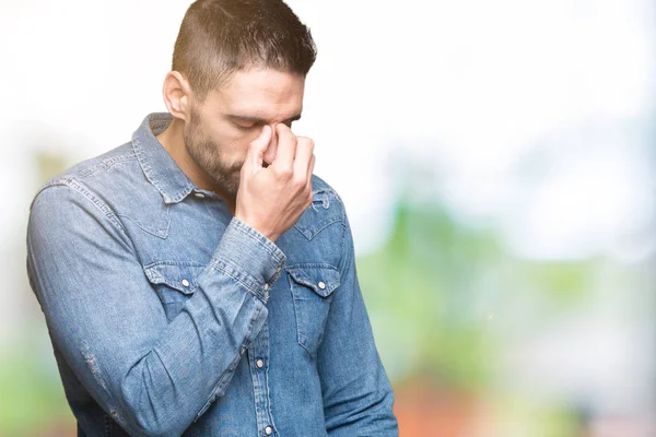 Junger Gutaussehender Mann Mit Isoliertem Hintergrund Reibt Sich Müde Nase — Stockfoto