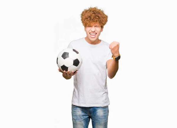 サッカーボールを持つ若いハンサムな男は誇らしげに叫び 勝利と成功を祝う非常に興奮し 感情を応援 — ストック写真