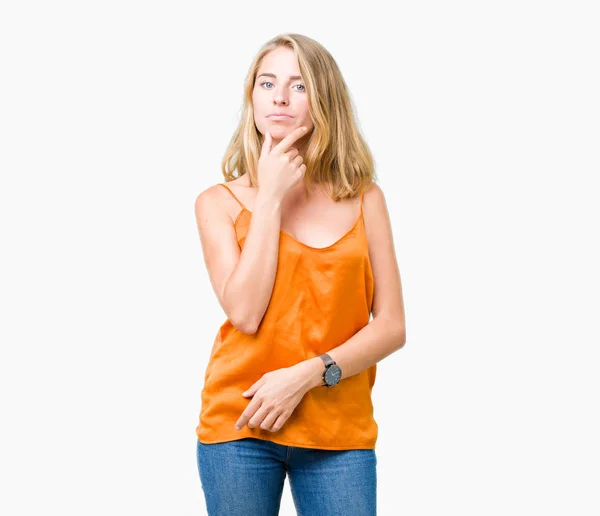 Красивая Молодая Женщина Оранжевой Рубашке Изолированном Фоне Уверенно Смотрящая Камеру — стоковое фото