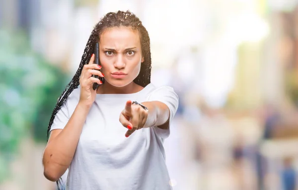 Jonge Gevlochten Hair Afrikaans Amerikaans Meisje Weergegeven Bellen Smartphone Geïsoleerde — Stockfoto