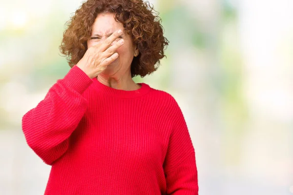 何か臭いと嫌な臭いがする分離の背景 耐え難い臭い 鼻に指で保持息美しい中間エイガー シニア女性赤冬セーター 悪いにおいの概念 — ストック写真
