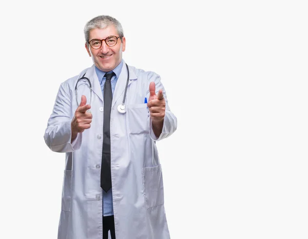 Hombre Guapo Médico Senior Sobre Fondo Aislado Señalando Los Dedos —  Fotos de Stock