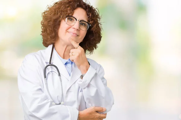 Médico Senior Mediana Edad Mujer Sobre Fondo Aislado Mirando Confiado — Foto de Stock