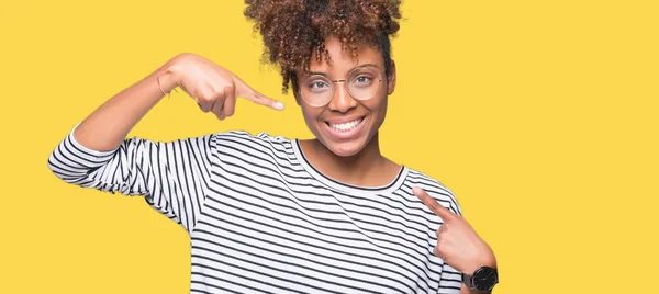 Hermosa Mujer Afroamericana Joven Con Gafas Sobre Fondo Aislado Sonriendo —  Fotos de Stock