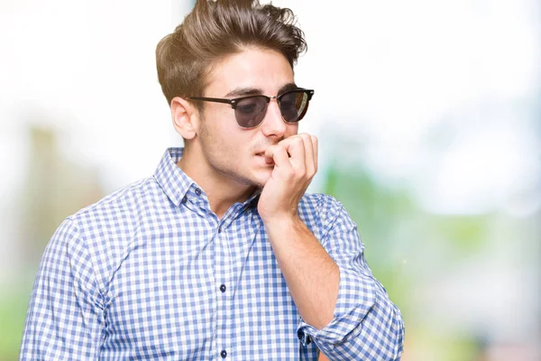 Joven Hombre Guapo Con Gafas Sol Sobre Fondo Aislado Mirando — Foto de Stock