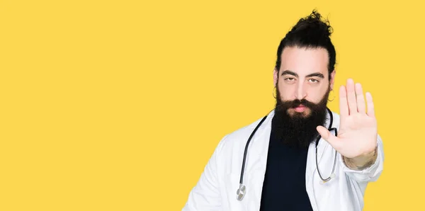 Lekarz Długimi Włosami Nosić Płaszcz Medyczny Stetoskop Robi Stop Śpiewać — Zdjęcie stockowe