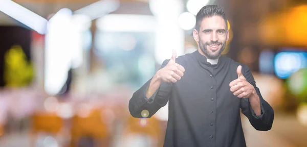 Joven Sacerdote Cristiano Sobre Fondo Aislado Signo Éxito Haciendo Gesto —  Fotos de Stock