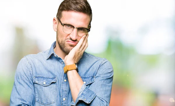 Pohledný Muž Nosí Brýle Myšlení Unavený Znuděný Depresi Problémy Překřížením — Stock fotografie