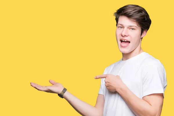 Junger Gutaussehender Mann Lässigem Weißem Shirt Vor Isoliertem Hintergrund Erstaunt — Stockfoto