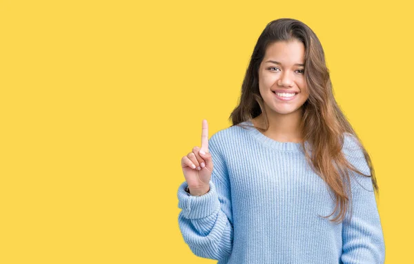 Joven Hermosa Morena Con Suéter Azul Invierno Sobre Fondo Aislado —  Fotos de Stock