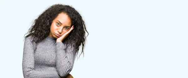 Junge Schöne Mädchen Mit Lockigem Haar Denken Müde Und Gelangweilt — Stockfoto