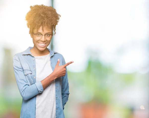 Vackra Unga Afroamerikanska Kvinna Som Bär Glasögon Över Isolerade Bakgrund — Stockfoto