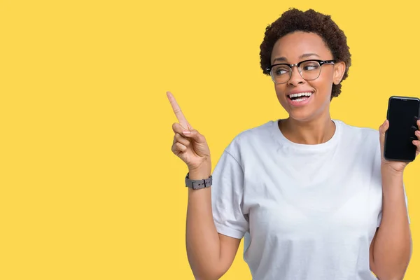 Young African American Woman Showing Smartphone Screen Isolated Background Very — Stock Photo, Image