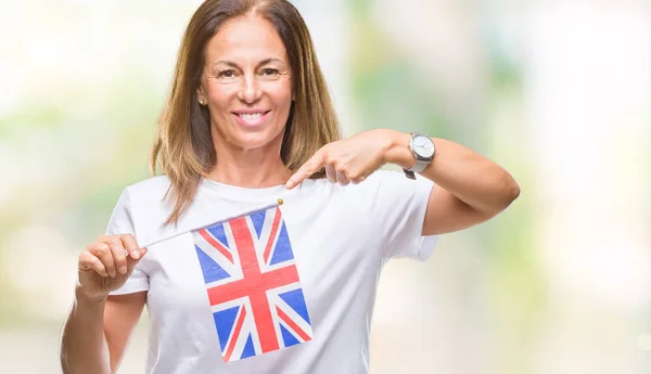 Mujer Hispana Mediana Edad Sosteniendo Bandera Del Reino Unido Sobre —  Fotos de Stock