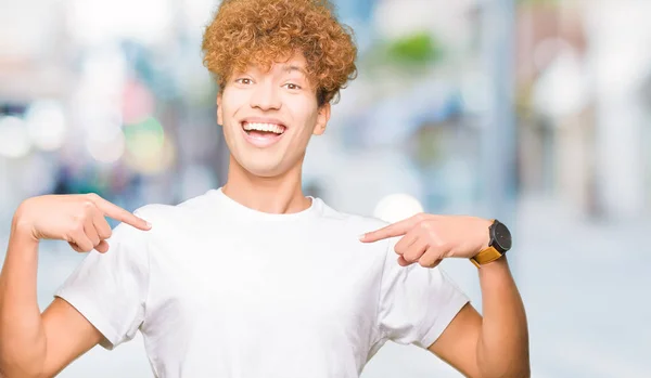 Joven Hombre Guapo Con Pelo Afro Vistiendo Casual Camiseta Blanca — Foto de Stock