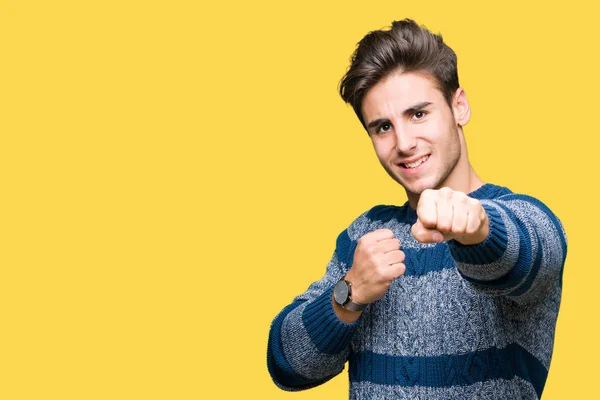 Jovem Homem Bonito Sobre Fundo Isolado Punho Punho Para Lutar — Fotografia de Stock