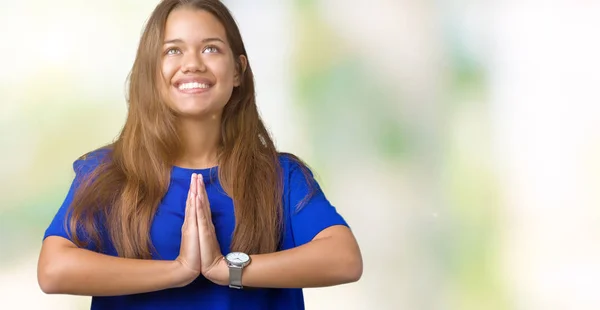 Joven Hermosa Morena Vistiendo Camiseta Azul Sobre Fondo Aislado Rezando — Foto de Stock