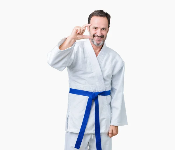 Bonito Homem Meia Idade Sênior Vestindo Uniforme Quimono Sobre Fundo — Fotografia de Stock