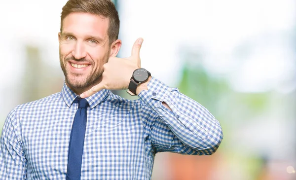 Bonito Homem Negócios Usando Gravata Sorrindo Fazendo Gesto Telefone Com — Fotografia de Stock