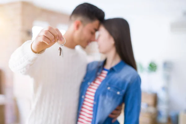 Jovem asiático casal segurando chaves de nova casa, sorrindo feliz e — Fotografia de Stock