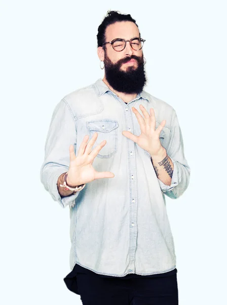 Jeune Homme Hipster Aux Cheveux Longs Barbe Portant Des Lunettes — Photo