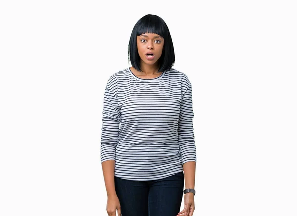 美しい若いアフリカ系アメリカ人の女性が孤立した背景の上に縞模様のセーターを着て 驚きの表情 恐怖と興奮した顔でショックを受けました — ストック写真