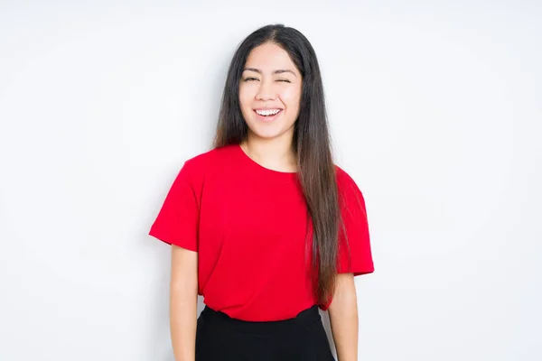 Schöne Brünette Frau Trägt Rotes Shirt Über Isoliertem Hintergrund Zwinkert — Stockfoto