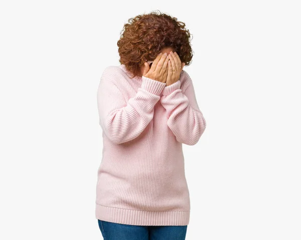 ピンクのセーターとサングラスをかけた 孤立した背景の上に 泣いている間に手で顔を覆っている 美しいミドルエージャーの女性 抑うつコンセプト — ストック写真