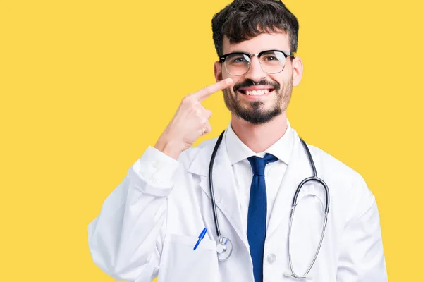 Joven Doctor Vistiendo Abrigo Hospital Sobre Fondo Aislado Señalando Con — Foto de Stock