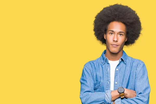 Junger Afrikanisch Amerikanischer Mann Mit Afro Haaren Entspannt Mit Ernstem — Stockfoto