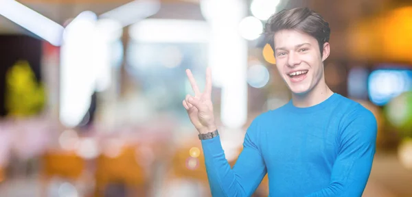 Jonge Knappe Man Dragen Blauwe Trui Geïsoleerde Achtergrond Glimlachend Met — Stockfoto