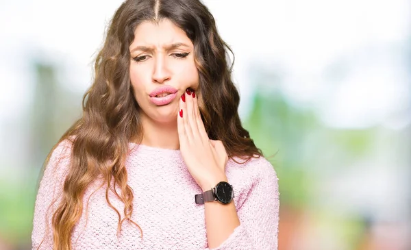 Jonge Mooie Vrouw Dragen Van Roze Trui Aanraken Van Mond — Stockfoto