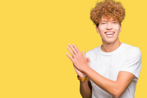 Mladý Pohledný Muž Afro Vlasy Nosí Ležérní Bílé Tričko Clapping — Stock fotografie