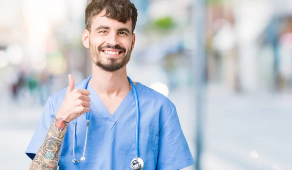 Junger Gutaussehender Krankenpfleger Chirurgenuniform Über Isoliertem Hintergrund Der Fröhliche Daumen — Stockfoto