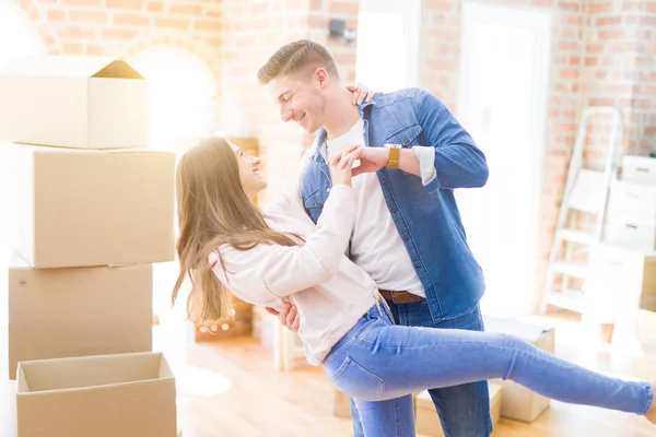 Молодая пара весело танцует в новой квартире — стоковое фото