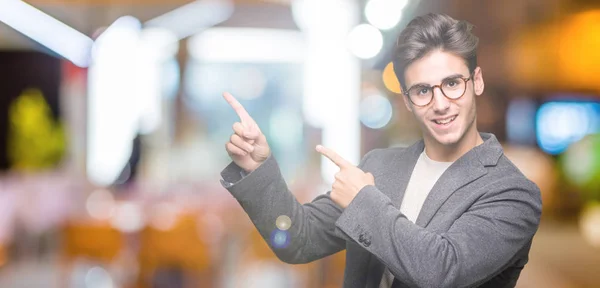 Jovem Homem Negócios Usando Óculos Sobre Fundo Isolado Sorrindo Olhando — Fotografia de Stock