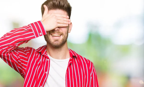 Ung Stilig Man Klädd Röd Skjorta Leende Och Skrattar Med — Stockfoto